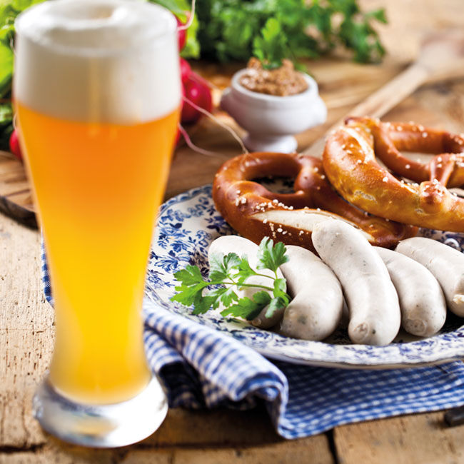 Weißwürste mit Brezen, süßem Senf und Weißbier